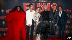 Para pendukung film Elvis, dari kiri: Yola, Austin Butler, Olivia Dejonge, Sutradara Baz Luhrmann, Tom Hanks dan Luke Bracey pada pemutaran perdana film 'Elvis' di London, Inggris 31 Mei 2022. 