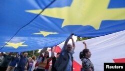 Sejumlah warga Georgia berpartisipasi dalam unjuk rasa mendukung negara tersebut menjadi anggota Uni Eropa dalam sebuah aksi di Tbilisi, pada 20 Juni 2022. (Foto: Reuters/Irakli Gedenidze)