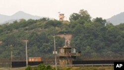 한국 파주 비무장지대 인근에서 바라본 한국군 초소(아래)와 북한군 초소.