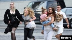 Tampak sejumlah warga berlari meninggalkan mal Fields di Copenhagen, setelah polisi menerima laporan bahwa terdapat insiden penembakan di dalam mal tersebut pada 3 Juli 2022. (Foto: Ritzau Scanpix/Olafur Steinar Gestsson via Reuters)