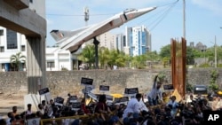 지난 18일 인도 뭄바이 시민들이 병역제도 개편안에 항의 시위하고 있다.