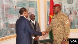 Le président Damiba accueille son prédécesseur Blaise Compaoré.