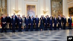 나토 정상회의 참석을 위해 스페인 마드리드를 방문한 각 국 정상들이 28일 왕실만찬에 앞서 기념촬영을 하고 있다.