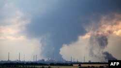 우크라이나 동부 리시찬스크 시내 석유 정제 시설에서 지난달 23일 폭격 직후 짙은 연기가 피어오르고 있다. (자료사진)