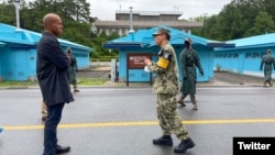 한국을 방문한 브라이언 넬슨 미 재무부 테러·금융정보 담당 차관(왼쪽)이 판문점을 찾았다. 사진: Under Secretary Brian Nelson / Twitter.