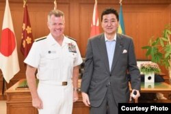 일본 방위성은24일 홈페이지에서 기시 노부오 일본 방위상이 사무엘 파파로 미 태평양함대사령관의 예방을 받았다며 사진을 공개했습니다.