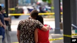 Građani odaju poštu žrtvama masovne pucnjave u predgrađu Čikaga Hajlend park za koju je optužen Robert E. Krimo (Foto: AP/Charles Rex Argobast) 