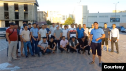 Qoraqalpoq yoshlari vatani bilan bog'liq qonunlar o'zgarmasin, deya undamoqda. 1-iyul kuni Telegramdagi Makan.uz kanalida chiqqan videolardan biridan olingan tasvir. 