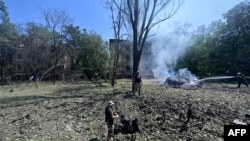 ទាហានអ៊ុយក្រែនពិនិត្យមើលរណ្តៅមួយក្រោយការវាយប្រហារតាមអាកាសរបស់ទាហានរុស្ស៊ី នៅបរិវេណសំណង់លំនៅដ្ឋានប្រជាពលរដ្ឋក្នុងក្រុង Kramatorsk ប្រទេសអ៊ុយក្រែន ថ្ងៃទី ៧ ខែកក្កដា ឆ្នាំ ២០២២។