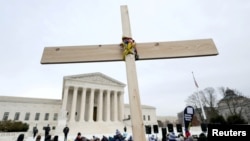 FILE - Anti-abortion activists hold a cross in front of the U.S. Supreme Court building during the annual "March for Life" in Washington, U.S., January 21, 2022. (REUTERS/Jim Bourg/File Photo)