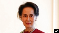 Pemimpin Myanmar Aung San Suu Kyi saat menerima laporan terbaru dari diplomat Filipina Rosario Manalo di Istana Kepresidenan di Naypyitaw, Myanmar, pada 20 Januari 2020. (Foto: AP)