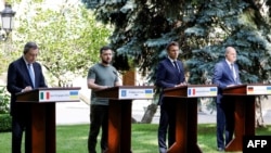 볼로디미르 젤렌스키(왼쪽 두번째) 우크라이나 대통령과 유럽 주요국가 정상들이 16일 크이우(러시아명 키예프)에서 회담 후 공동회견하고 있다. 왼쪽부터 마리오 드라기 이탈리아 총리, 젤렌스키 대통령, 에마뉘엘 마크롱 프랑스 대통령, 올라프 숄츠 독일 총리.