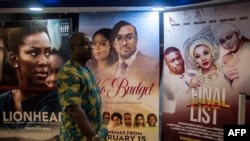 ARCHIVES - Des panneaux d'affichage de films nigérians dans un cinéma de Lagos, le 19 février 2019.