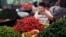 Ilustrasi - Seorang penjual cabai menunggu pelanggan di sebuah pasar di Jakarta, 10 Februari 2011. (AP Photo/Dita Alangkara, File)