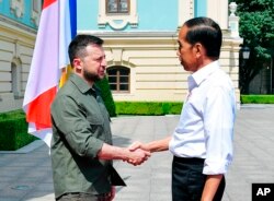 Presiden Joko Widodo (kanan) berjabat tangan dengan timpalannya dari Ukraina, Volodymyr Zelenskyy, dalam pertemuan mereka di Kyiv, Ukraina, 29 Juni 2022. (Foto: via AP)