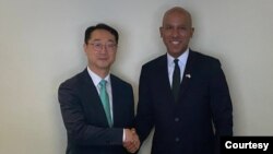 브라이언 넬슨(오른쪽) 미 재무부 테러·금융정보 담당 차관이 27일 서울에서 김건 한국 외교부 한반도평화교섭본부장과 악수하고 있다. (한국 외교부 제공)