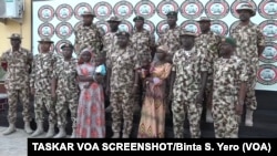 Le mois dernier, deux autres "filles de Chibok" avaient été retrouvées séparément après leur fuite de la forêt de Sambisa, un des principaux repaires des jihadistes.