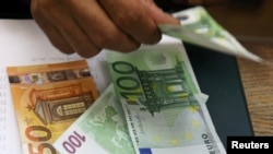 Seorang karyawan menghitung uang Euro di kantor penukaran uang di pusat Kairo, Mesir, 20 Maret 2019. (Foto: REUTERS/Mohamed Abd El Ghany)