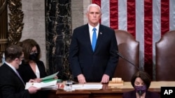 ARCHIVES - Le vice-président Mike Pence à la Chambre des représentants après minuit, le 7 janvier 2021, après l'assaut du Capitole la veille par des partisans en colère du président de l'époque, Donald Trump.
