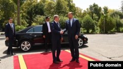 Ceyhun Bayramov və Hüseyn Əmir-Abdullahian (Arxiv foto, mənbə XİN)