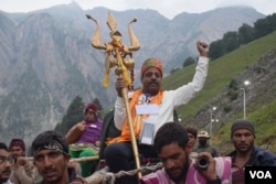 Seorang pemuja Hindu ditandu saat berziarah dari Baltal Base Camp ke Kuil Gua Amarnath yang suci di India. (Foto: Wasim Nabi)