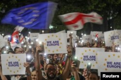 Gruziyalik namoyishchilar "Biz Yevropamiz" deb yozilgan plakatlarni ko'tarib chiqdi, Tbilisi, Gruziya, 20-iyun, 2022-yil.