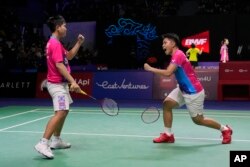 Apriyani Rahayu (kanan), dan Siti Ramadhanti meluapkan kegembiraan mereka setelah mencetak poin melawan pebulutangkis Jepang Mayu Matsumoto dan Wakana Nagahara pada pertandingan babak pertama ganda putri Indonesia Open di Stadion Istora Gelora Bung Karno, Jakarta, 15 Juni , 2022. (AP Photo/Dita Alangkara)