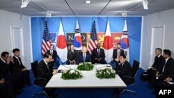 조 바이든 미국 대통령(가운데)과 윤석열 한국 대통령(왼쪽), 기시다 후미오 일본 총리가 29일 나토(NATO∙북대서양조약기구) 정상회의가 열리고 있는 스페인 마드리드에서 회담했다.