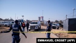 ARCHIVES - une équipe d'enquêteurs sud-africains sur les lieux d'un crime, le 10 juillet 2022.