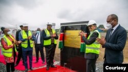 Rais wa Kenya Uhuru Kenyatta na wawakilishi wa WHO na wadau wengine, wakati wa uzinduzi wa mpango wa ujenzi wa kituo cha dharura za kiafya mjini Nairobi, Kenya. Julai 9, 2022.