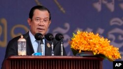 រូបឯកសារ៖ នាយករដ្ឋមន្ត្រីកម្ពុជាលោក ហ៊ុន សែន ថ្លែងក្នុងពិធីគម្រប់ខួប ៧១ ឆ្នាំនៃការបង្កើតគណបក្សប្រជាជនកម្ពុជា នៅរាជធានីភ្នំពេញ កាលពីថ្ងៃទី ២៨ ខែមិថុនា ឆ្នាំ ២០២២។