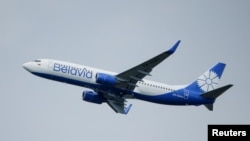 Pesawat Boeing 737-800 milik maskapai penerbangan nasional Belarus "Belavia", lepas landas dari bandara Domodedovo di pinggiran Moskow, Rusia (foto: dok). 
