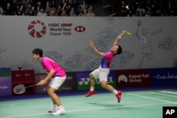 Apriyani Rahayu (kanan) dan Siti Fadia Silva Ramadhanti bertanding melawan Lee So-hee dan Shin Seung-chan (Korea Selatan) dalam perempat final ganda putri Indonesia Open di Stadion Istora Gelora Bung Karno, Jakarta, 17 Juni 2022. (AP Photo/Dita Alangkara)