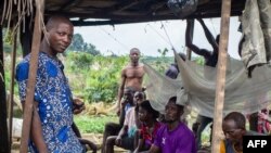 Plusieurs riverains s'entassent dans cette structure de fortune, pour s'abriter des averses et des moustiques provoqués par la saison des pluies, à Elechi, Port Harcourt, Nigeria, le 10 mars 2022.