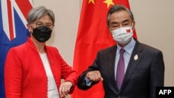 Menteri Luar Negeri Australia Penny Wong (kiri) dengan Menteri Luar Negeri China Wang Yi selama pertemuan bilateral mereka di sela-sela Pertemuan Menteri Luar Negeri G20 di Nusa Dua di Bali, pada 8 Juli 2022. (Foto: AFP)