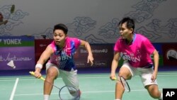 Pebulutangkis Indonesia Apriyani Rahayu (kiri) dan Siti Fadia Silva Ramadhanti saat bertanding melawan Lee So-hee dan Shin Seung-chan (Korsel) dalam perempat final ganda putri Indonesia Open di Stadion Istora Gelora Bung Karno, Jakarta, 17 Juni , 2022. (AP Photo/Dita Alangkara)
