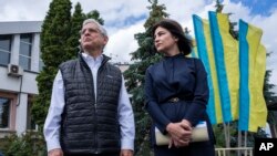 메릭 갈랜드(왼쪽) 미 법무장관이 21일 우크라이나 동부 폴란드 접경 지역에서 이리나 베네딕토바 우크라이나 검찰총장과 회동하고 있다.