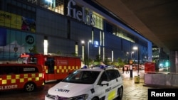 Un véhicule de police à l'extérieur du centre commercial de Fields, après que plusieurs personnes ont été tuées lors d'une fusillade, à Copenhague, au Danemark, le 4 juillet 2022. REUTERS/Annegret Hilse