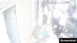 نحوه بازداشت پدر حسین رونقی و کشیدن او بر روی زمین- تصویر برگرفته از ویدئو دوربین مداربسته.