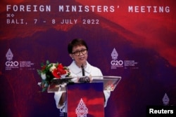 8일 발리 주요 20개국(G20) 외교장관회의에서 레트노 마르수디 인도네시아 외무장관이 연설하고 있다.