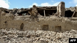 រូបថត​នេះ​បង្ហាញ​ពី​គេហដ្ឋាន​ដែល​ត្រូវ​បំផ្លិចបំផ្លាញ​ដោយ​ការ​រញ្ជួយដី​នៅ​សង្កាត់ Gayan នៃ​ខេត្ត Paktika របស់​អាហ្វហ្គានីស្ថាន កាល​ពី​ថ្ងៃ​ទី​២២ ខែ​មិថុនា ឆ្នាំ​២០២២។