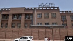 د افغانستان بانک چې د طالبانو له خوا اداره کیږي له اوو میلیاردو ډالرو څخه زیاته شتنمې یې د ۲۰۲۱ کال د اګست له میاشتې راهیسې د امریکا د متحده ایالاتو د مالیې وزارت له خوا کنګل شوې ده. 