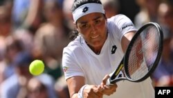 Dans un entretien avec l'AFP il y a un an, Ons Jabeur se disait "très fière de représenter une nation entière, la Tunisie" aux JO de Tokyo, ainsi que "les Arabes et l'Afrique".
