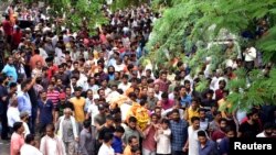 Massa membawa jenazah pria Hindu untuk dikremasi, sehari setelah dua pria Muslim memposting video yang mengklaim bertanggung jawab atas pembunuhannya, di Udaipur di negara bagian barat laut Rajasthan, India, 29 Juni 2022. (REUTERS/Stringer)