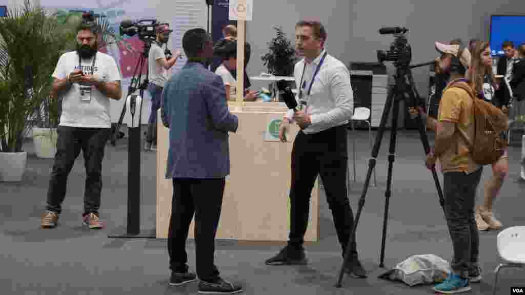 - از گرمایش زمین و بحران اقتصادی تا ادامه جنگ روسیه با اوکراین، موضوعات مورد بحث در این نشست است. خبرنگاران اعزامی به نشست گروه هفت علاوه بر پوشش آن&zwnj;چه میان رهبران هفت کشور می&zwnj;گذرد، دنبال تحلیل، نظر و توضیح کارشناسان و سیاستمداران دیگری که به نشست آمده&zwnj;اند هم هستند.