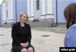 FILE - U.S. Ambassador to Ukraine Bridget Brink, left, speaks with VOA in Kyiv, Ukraine, June 16, 2022.