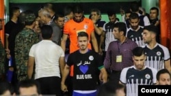 وریا غفوری با پیراهنی به یاد دختر کشته شده هوادار استقلال