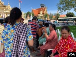 ប្រជាពលរដ្ឋនៅ​បឹង​តាមោក​ដែល​មាន​ជម្លោះ​ដី​នាំគ្នា​ជួបជុំ​នៅ​មុខ​វត្តបទុម ក្បែរ​ខុទ្ធកាល័យ​នាយករដ្ឋមន្ត្រី​ ដើម្បី​ដាក់​ញត្តិ​សុំ​ការអន្តរាគមន៍​ពី​លោក​នាយករដ្ឋមន្ត្រី ហ៊ុន សែន មុខ​វត្តបទុម រាជធានី​ភ្នំពេញ ថ្ងៃទី៣០ ខែ​មិថុនា ឆ្នាំ២០២២។ (ហាន ណូយ/វីអូអេ)