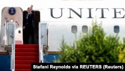 Menteri Luar Negeri AS Antony Blinken melambai saat ia menaiki pesawatnya di Pangkalan Udara Yokota, setelah kunjungan belasungkawa untuk mendiang mantan Perdana Menteri Jepang Shinzo Abe, di Fussa, prefektur Tokyo, Jepang 11 Juli 2022. (Foto: Stefani Rey