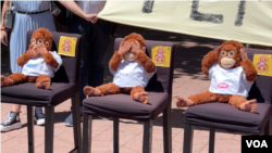 Performans aktivista Kreni-promeni ispred sedišta REM-a u Beogradu (Foto: VOA/Rade Ranković)